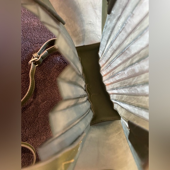 Green pleated rubber tote bag gently used - Picture 11 of 11